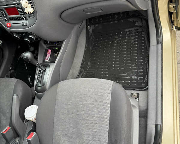 Бежевый Киа Рио, объемом двигателя 1.4 л и пробегом 236 тыс. км за 6500 $, фото 9 на Automoto.ua