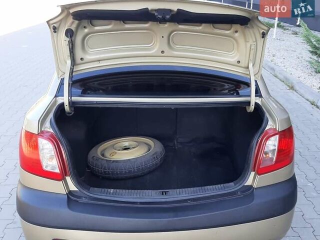 Бежевый Киа Рио, объемом двигателя 1.4 л и пробегом 250 тыс. км за 4900 $, фото 3 на Automoto.ua