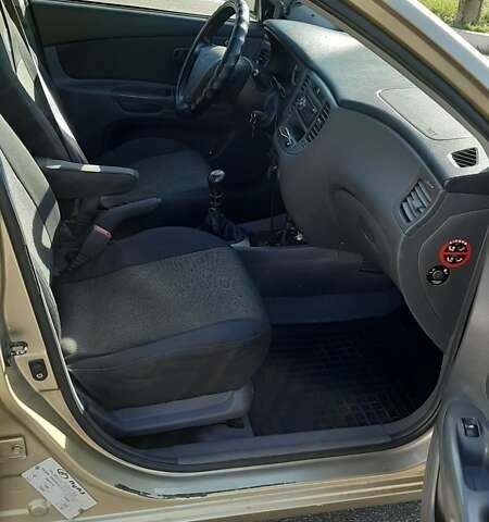 Бежевый Киа Рио, объемом двигателя 1.4 л и пробегом 250 тыс. км за 4900 $, фото 5 на Automoto.ua