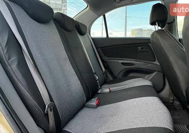 Бежевий Кіа Ріо, об'ємом двигуна 1.4 л та пробігом 199 тис. км за 3850 $, фото 10 на Automoto.ua