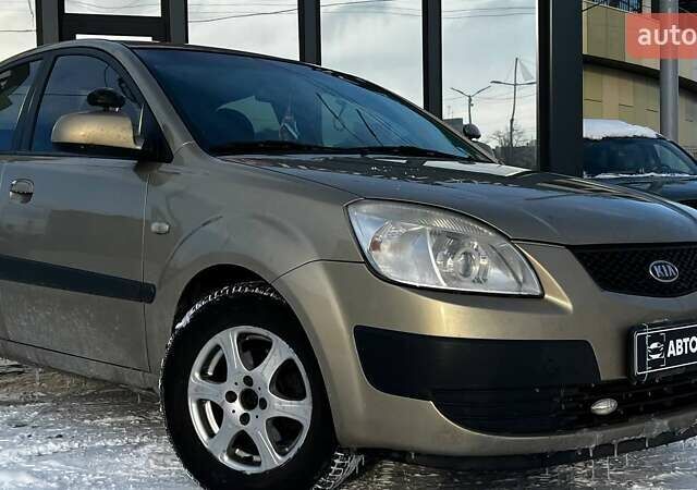 Бежевий Кіа Ріо, об'ємом двигуна 1.4 л та пробігом 199 тис. км за 3850 $, фото 1 на Automoto.ua
