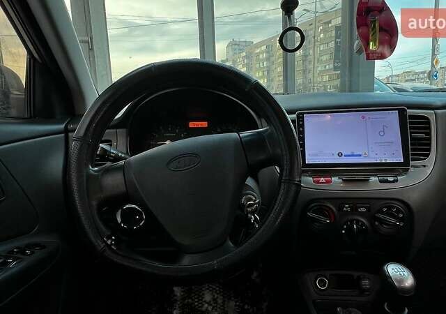 Бежевий Кіа Ріо, об'ємом двигуна 1.4 л та пробігом 199 тис. км за 3850 $, фото 13 на Automoto.ua