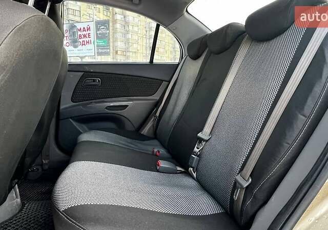 Бежевий Кіа Ріо, об'ємом двигуна 1.4 л та пробігом 199 тис. км за 3850 $, фото 9 на Automoto.ua