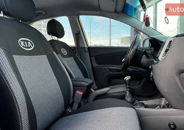 Бежевий Кіа Ріо, об'ємом двигуна 1.4 л та пробігом 199 тис. км за 3850 $, фото 11 на Automoto.ua