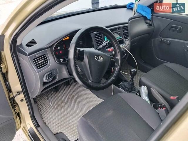 Бежевый Киа Рио, объемом двигателя 1.4 л и пробегом 291 тыс. км за 3800 $, фото 8 на Automoto.ua