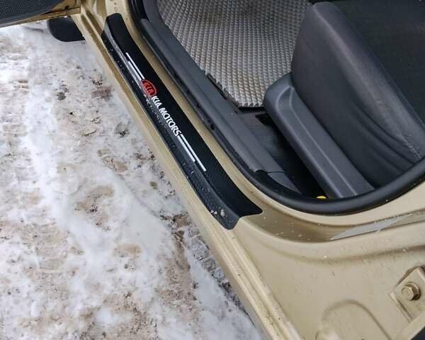 Бежевый Киа Рио, объемом двигателя 1.4 л и пробегом 291 тыс. км за 3800 $, фото 9 на Automoto.ua