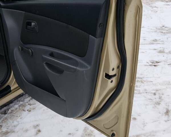 Бежевый Киа Рио, объемом двигателя 1.4 л и пробегом 291 тыс. км за 3800 $, фото 3 на Automoto.ua