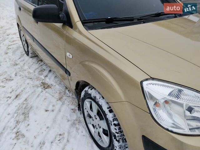 Бежевый Киа Рио, объемом двигателя 1.4 л и пробегом 291 тыс. км за 3800 $, фото 1 на Automoto.ua