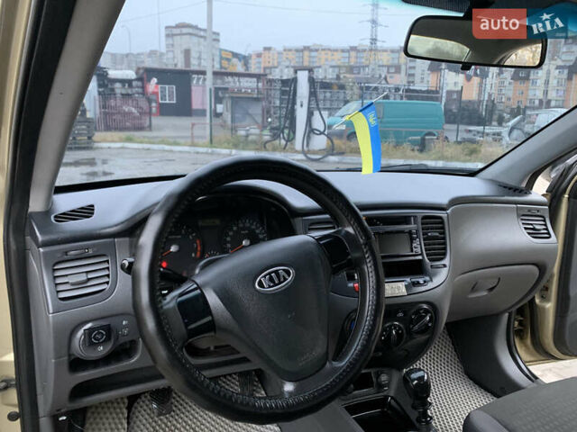Бежевый Киа Рио, объемом двигателя 1.4 л и пробегом 290 тыс. км за 4100 $, фото 3 на Automoto.ua