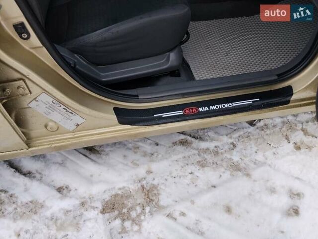 Бежевый Киа Рио, объемом двигателя 1.4 л и пробегом 291 тыс. км за 3800 $, фото 5 на Automoto.ua