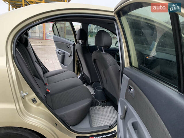 Бежевый Киа Рио, объемом двигателя 1.4 л и пробегом 290 тыс. км за 4100 $, фото 4 на Automoto.ua