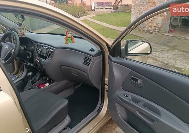 Бежевый Киа Рио, объемом двигателя 1.49 л и пробегом 245 тыс. км за 4600 $, фото 6 на Automoto.ua