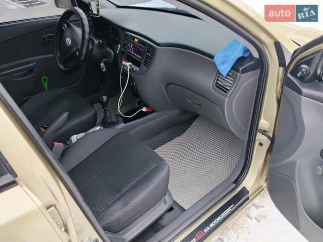 Бежевый Киа Рио, объемом двигателя 1.4 л и пробегом 291 тыс. км за 3800 $, фото 6 на Automoto.ua