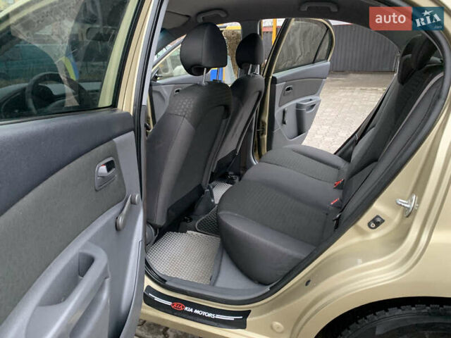 Бежевый Киа Рио, объемом двигателя 1.4 л и пробегом 290 тыс. км за 4100 $, фото 18 на Automoto.ua