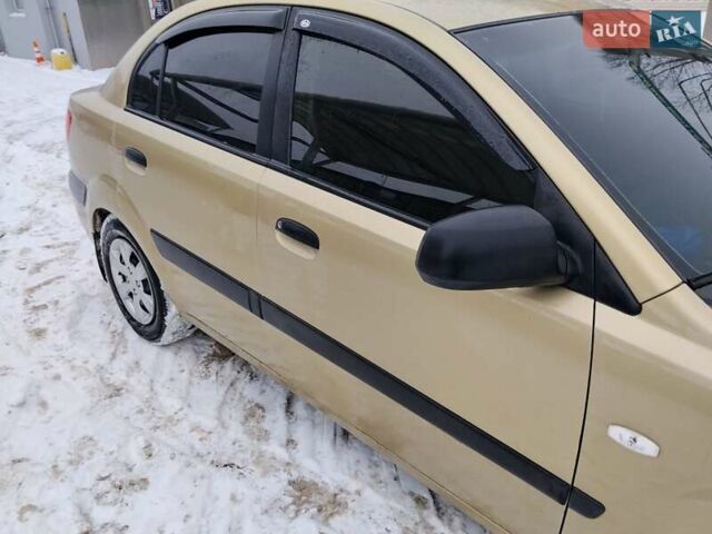 Бежевый Киа Рио, объемом двигателя 1.4 л и пробегом 291 тыс. км за 3800 $, фото 2 на Automoto.ua