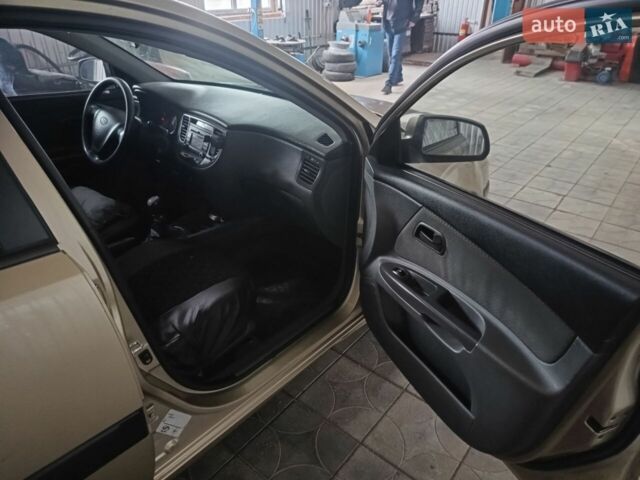 Бежевий Кіа Ріо, об'ємом двигуна 1.49 л та пробігом 307 тис. км за 4500 $, фото 27 на Automoto.ua