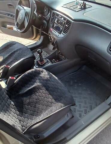 Бежевий Кіа Ріо, об'ємом двигуна 1.5 л та пробігом 160 тис. км за 6000 $, фото 4 на Automoto.ua