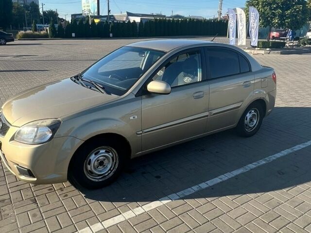 Бежевий Кіа Ріо, об'ємом двигуна 1.4 л та пробігом 286 тис. км за 4500 $, фото 1 на Automoto.ua