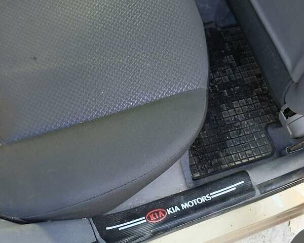 Бежевий Кіа Ріо, об'ємом двигуна 1.4 л та пробігом 42 тис. км за 7094 $, фото 5 на Automoto.ua