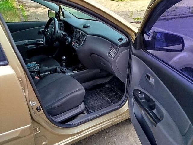 Бежевий Кіа Ріо, об'ємом двигуна 1.4 л та пробігом 182 тис. км за 3800 $, фото 4 на Automoto.ua