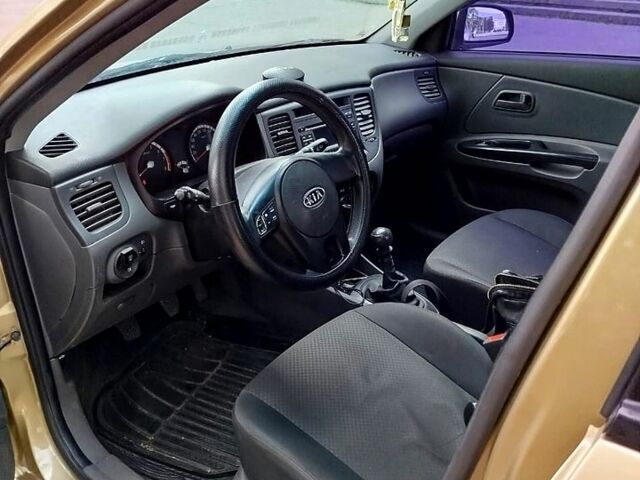 Бежевий Кіа Ріо, об'ємом двигуна 1.4 л та пробігом 182 тис. км за 3800 $, фото 3 на Automoto.ua