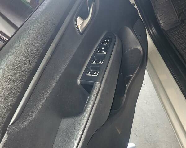 Бежевый Киа Рио, объемом двигателя 1.37 л и пробегом 95 тыс. км за 11077 $, фото 10 на Automoto.ua