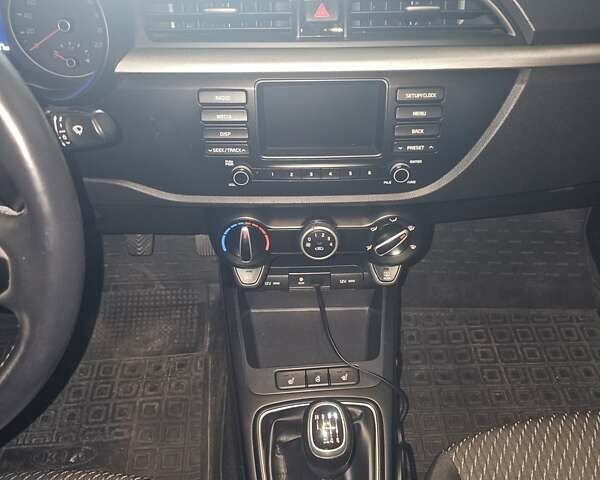 Бежевый Киа Рио, объемом двигателя 1.37 л и пробегом 95 тыс. км за 11077 $, фото 7 на Automoto.ua