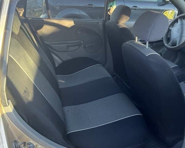 Бежевый Киа Рио, объемом двигателя 1.3 л и пробегом 269 тыс. км за 2800 $, фото 1 на Automoto.ua