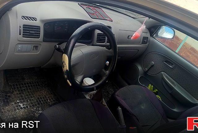Бежевий Кіа Ріо, об'ємом двигуна 1.3 л та пробігом 200 тис. км за 1700 $, фото 1 на Automoto.ua