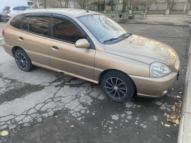 Бежевый Киа Рио, объемом двигателя 1.4 л и пробегом 290 тыс. км за 1700 $, фото 3 на Automoto.ua