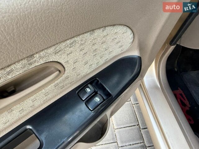 Бежевий Кіа Ріо, об'ємом двигуна 1.34 л та пробігом 134 тис. км за 3999 $, фото 41 на Automoto.ua