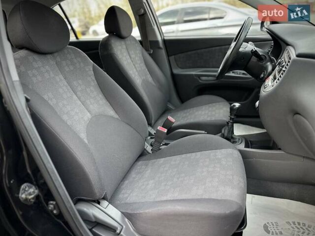 Черный Киа Рио, объемом двигателя 1.4 л и пробегом 233 тыс. км за 5900 $, фото 86 на Automoto.ua