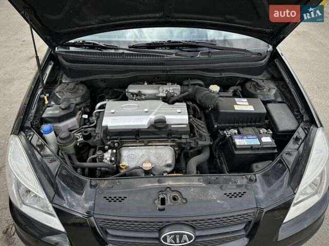 Черный Киа Рио, объемом двигателя 1.4 л и пробегом 233 тыс. км за 5900 $, фото 52 на Automoto.ua