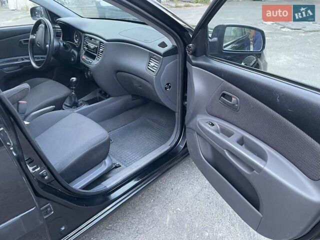 Черный Киа Рио, объемом двигателя 1.4 л и пробегом 265 тыс. км за 3900 $, фото 11 на Automoto.ua