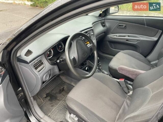 Черный Киа Рио, объемом двигателя 1.4 л и пробегом 270 тыс. км за 3550 $, фото 2 на Automoto.ua