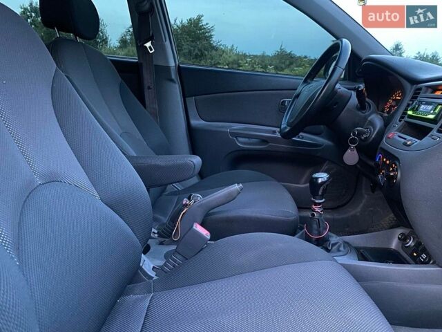 Чорний Кіа Ріо, об'ємом двигуна 1.6 л та пробігом 198 тис. км за 3699 $, фото 9 на Automoto.ua