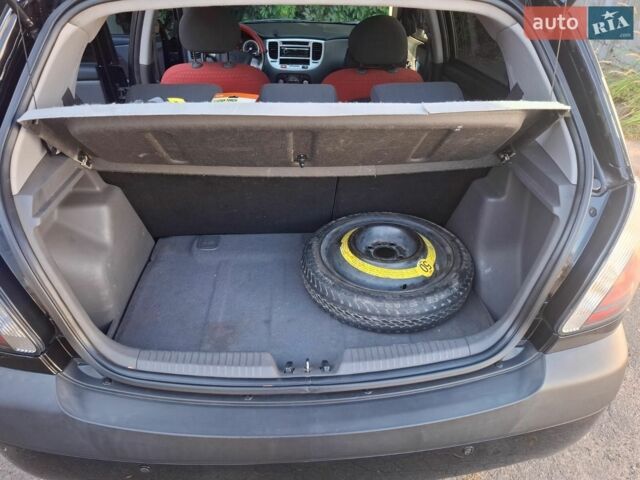 Чорний Кіа Ріо, об'ємом двигуна 1.6 л та пробігом 228 тис. км за 5500 $, фото 15 на Automoto.ua