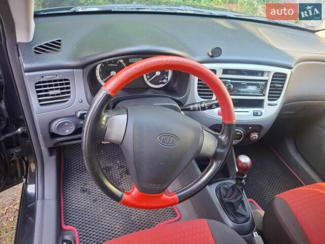 Чорний Кіа Ріо, об'ємом двигуна 1.6 л та пробігом 228 тис. км за 5500 $, фото 7 на Automoto.ua