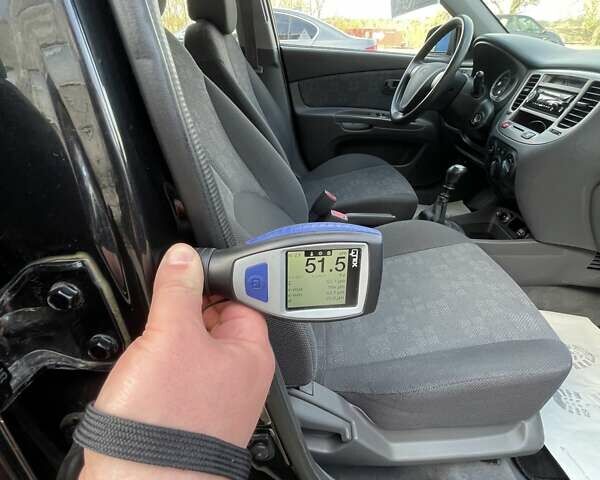 Черный Киа Рио, объемом двигателя 1.4 л и пробегом 233 тыс. км за 5900 $, фото 1 на Automoto.ua