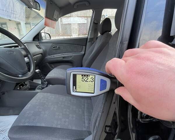 Черный Киа Рио, объемом двигателя 1.4 л и пробегом 233 тыс. км за 5900 $, фото 7 на Automoto.ua