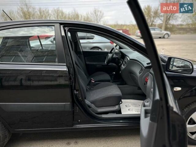 Черный Киа Рио, объемом двигателя 1.4 л и пробегом 233 тыс. км за 5900 $, фото 78 на Automoto.ua