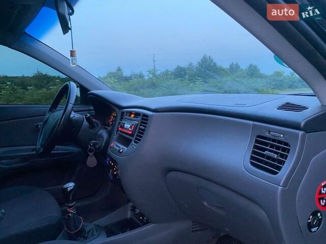 Чорний Кіа Ріо, об'ємом двигуна 1.6 л та пробігом 198 тис. км за 3699 $, фото 15 на Automoto.ua