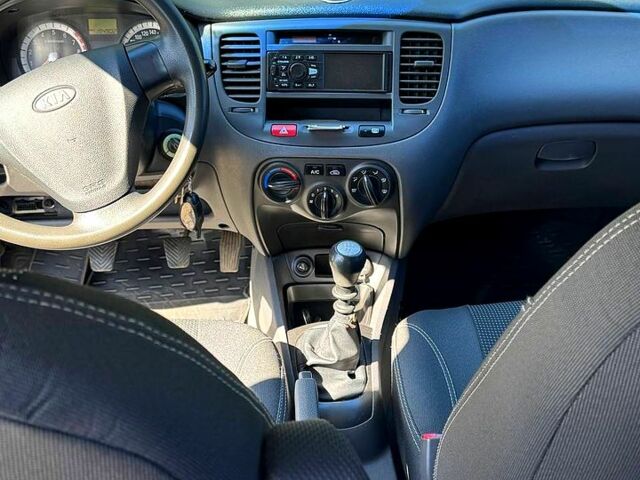 Чорний Кіа Ріо, об'ємом двигуна 1.4 л та пробігом 19000 тис. км за 4200 $, фото 5 на Automoto.ua