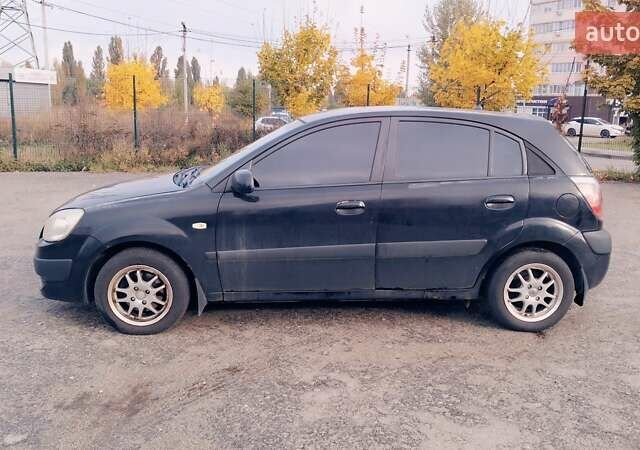 Черный Киа Рио, объемом двигателя 1.4 л и пробегом 132 тыс. км за 4000 $, фото 2 на Automoto.ua
