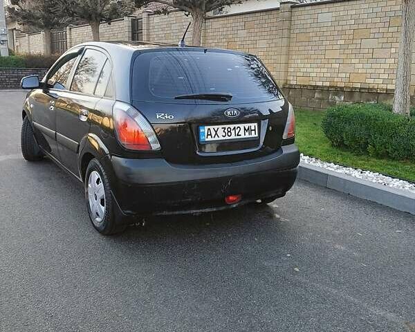 Черный Киа Рио, объемом двигателя 1.4 л и пробегом 297 тыс. км за 4500 $, фото 2 на Automoto.ua