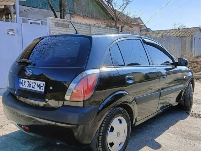 Чорний Кіа Ріо, об'ємом двигуна 1.4 л та пробігом 297 тис. км за 4000 $, фото 4 на Automoto.ua