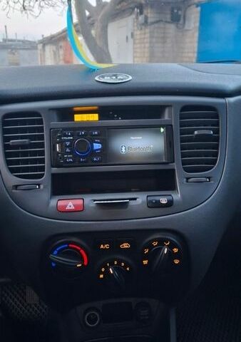 Черный Киа Рио, объемом двигателя 1.4 л и пробегом 201 тыс. км за 4200 $, фото 7 на Automoto.ua