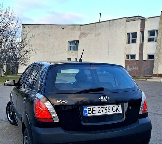 Черный Киа Рио, объемом двигателя 1.3 л и пробегом 201 тыс. км за 4200 $, фото 6 на Automoto.ua