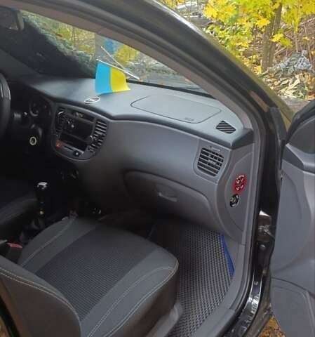 Черный Киа Рио, объемом двигателя 1.4 л и пробегом 350 тыс. км за 4200 $, фото 7 на Automoto.ua