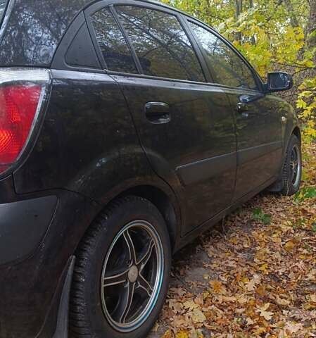 Черный Киа Рио, объемом двигателя 1.4 л и пробегом 350 тыс. км за 4300 $, фото 8 на Automoto.ua